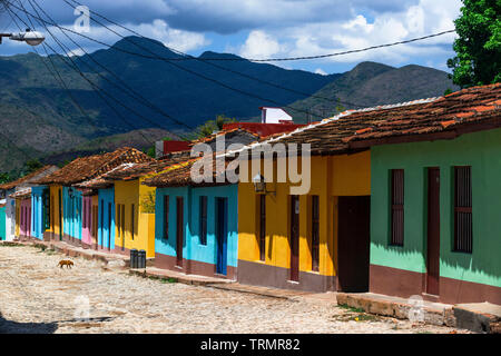 Case colorate nella vecchia città coloniale di Trinidad, un sito Patrimonio Mondiale dell'UNESCO, in Sancti Spiritus Provincia, Cuba, Caraibi Foto Stock