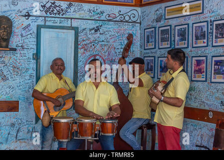Fascia giocare nel piccolo bar nella vecchia città coloniale di Trinidad, Cuba, Caraibi Foto Stock