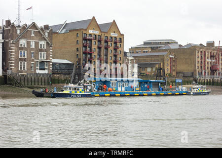 Metropolitan Police, Marine Policing Unit, Wapping High Street, Wapping, Londra, E1, Inghilterra, Regno Unito Foto Stock