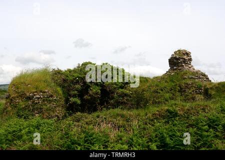 Le rovine resti del Castello Kenfig Castello Normanno stabilito da Robert Earl di Gloucester in ealry 12 secolo Bridgend Galles Cymru REGNO UNITO Foto Stock