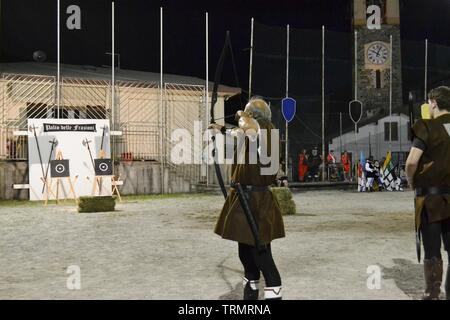 A Primaluna/Italia - Giugno 21, 2014: Medievale archer concorrenza durante la tradizionale sagra delle sei frazioni del comune. Foto Stock