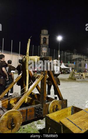 A Primaluna/Italia - Giugno 21, 2014: Medievale catapulta motore in legno esposto durante la tradizionale sagra delle sei frazioni del comune. Foto Stock