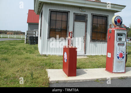 Vecchia Stazione di gas visualizzato presso il museo di Georgetown, DE, STATI UNITI D'AMERICA Foto Stock