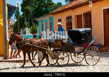 Carrozza a cavallo guidando vicino alla piazza centrale di Plaza Mayor, nell'UNESCO città di Trinidad, Sancti Spiritus Provincia, Cuba,dei Caraibi Foto Stock