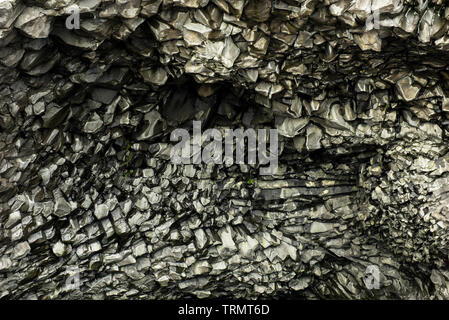 In basalto nero colonna nella formazione di Vik, Islanda Foto Stock