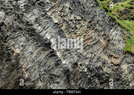 In basalto nero colonna nella formazione di Vik, Islanda Foto Stock