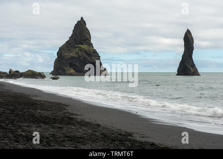 Reynisdrangar mare di basalto pile nell'Oceano Atlantico, obe delle riprese locatons del gioco di troni filmato. Vik, Islanda Foto Stock