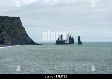 Reynisdrangar mare di basalto pile nell'Oceano Atlantico, obe delle riprese locatons del gioco di troni filmato. Vik, Islanda Foto Stock