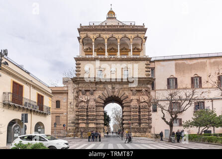 La stazione di Porta Nuova, una monumentale Porta della città di Palermo. Anteriore vista completa dell'architettura con persone di passaggio sulla strada. Foto Stock
