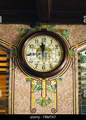 Orologio Vintage circondato da design di piastrelle a mosaico in ticket hall di Valencia, la stazione ferroviaria, Estacio del Nord, Valencia, Spagna Foto Stock