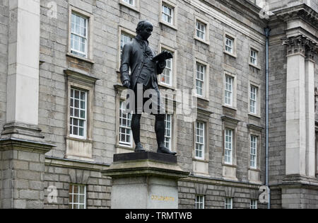 Oliver Goldsmith statua al di fuori del Trinity College di Dublino Foto Stock