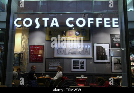 Costa di caffè all'interno della Lucerna complesso palazzo a Praga Foto Stock