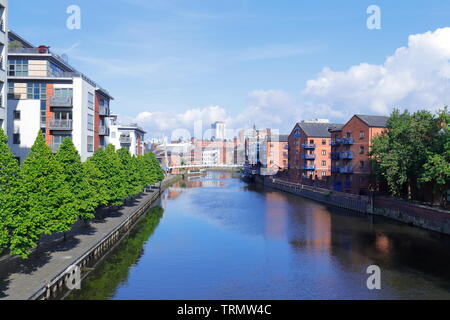 Guardando al di là del fiume Aire, verso Leeds City Centre da Crown Point Bridge Foto Stock