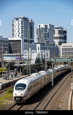 Skyline di nuovi edifici, lungo la linea ferroviaria tra la Stazione Centrale e Duisburg, i nuovi quartieri della città Derendorf, un ex Foto Stock
