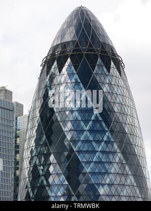 Close-up della terza parte superiore di Londra a più piani grattacielo noto come " il Gherkin' Foto Stock
