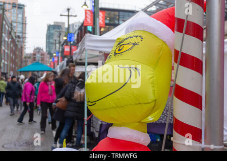 Vancouver, BC, Canada - 11/25/18: gigante, Natale gonfiabile grinch (dal Dott. Seuss carattere), a Yaletown CandyTown evento, una celebrazione di Natale Foto Stock