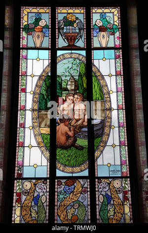 Le finestre di vetro macchiate da Stanek e Sebek presso il palazzo di Lucerna a Praga Foto Stock
