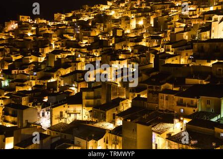 Il paesaggio notturno di Prizzi, un piccolo paese in provincia di Palermo, Sicilia Foto Stock