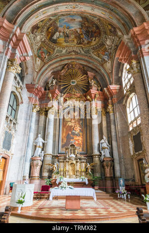 L'altare centrale minoritica chiesa. Eger. Ungheria Foto Stock