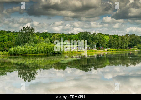 Ruislip Lido con il Waters Edge pub situato in Hillingdon Borough di West London Foto Stock