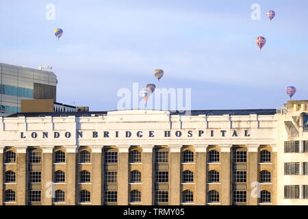 Il floatilla dalla Ricoh Sindaco di Londra la Mongolfiera Regatta 2019 passa sopra il London Bridge Hospital inizio la domenica mattina. Foto Stock