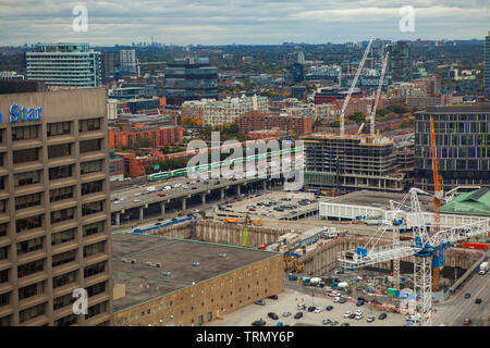 Toronto, Canada - Novembre 10th, 2018: occupato la costruzione di nuovi edifici e grattacieli nel centro di Toronto, Canada Foto Stock