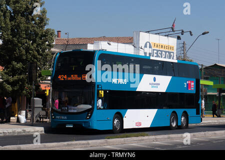 SANTIAGO, Cile - 14 Aprile 2017: Double Decker bus Alexander Dennis Enviro 500 su Santiago, essendo provato per la Transantiago sistema di trasporti pubblici Foto Stock