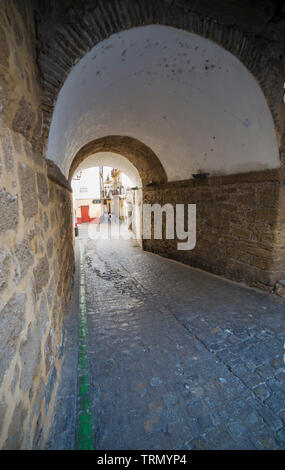 Cadice, Spagna - Maggio 31th, 2019: De los Blanco Arch, antichi resti di mura medievali. Cadiz, Spagna Foto Stock