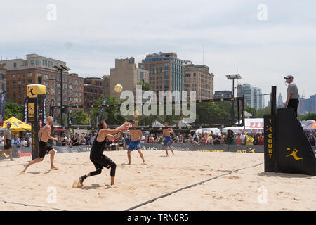 Tri Bourne/Trevor Crabb competere contro Chase Budinger/Casey Patterson nel 2019 New York City Open Beach Volley Foto Stock