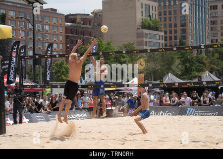 Tri Bourne/Trevor Crabb competere contro Chase Budinger/Casey Patterson nel 2019 New York City Open Beach Volley Foto Stock