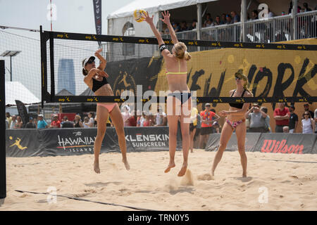 Sara Hughes/estate Ross competere contro Taylor/Nyquist Tory Paranagua nel 2019 New York City Open Beach Volley Foto Stock