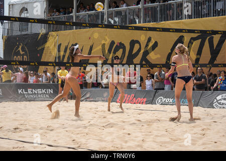 Sara Hughes/estate Ross competere contro Taylor/Nyquist Tory Paranagua nel 2019 New York City Open Beach Volley Foto Stock