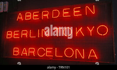 Aberdeen Berlino Tokyo Barcellona neon rosso segno a Brewdog Castlegate, Union Street, Aberdeen Scotland, Regno Unito Foto Stock