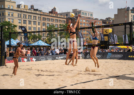 Kelly Claes/Sarah Sponcil competere contro Emily giorno/Betsi Flint nel 2019 New York City Open Beach Volley Foto Stock