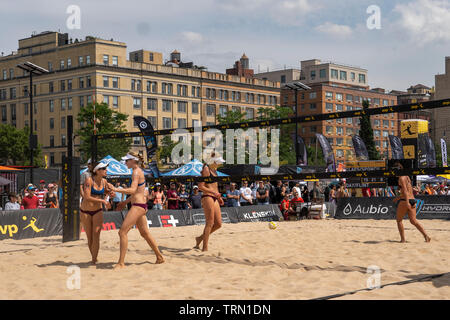 Kelly Claes/Sarah Sponcil competere contro Emily giorno/Betsi Flint nel 2019 New York City Open Beach Volley Foto Stock