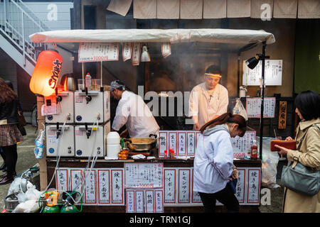 Asia, Giappone, Tokyo, Nakameguro, Megurogawa; cibo stallo a Cherry Blossoms festival Foto Stock