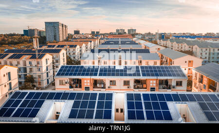 Solari fotovoltaici sul tetto dell'area urbana Foto Stock