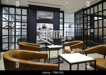 La lounge dell'aeroporto Sakura di prima classe RED Suite di Japan Airlines (JAL), Tokyo Haneda JP Foto Stock