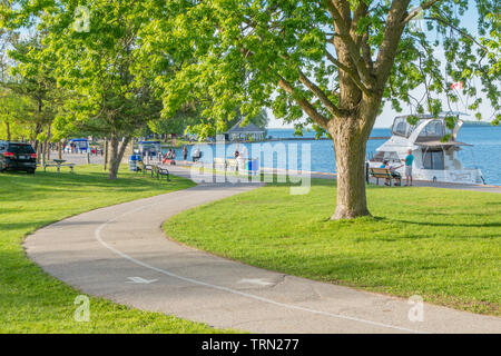 Per coloro che godono di una piacevole serata di giugno a Couchiching Beach Park in Orillia Ontario. Foto Stock