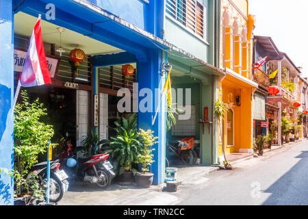 Phuket, Tailandia - 26 Gennaio 2015: Colorful sino architettura portoghese a Soi Romanee. La strada era un vecchio quartiere a luci rosse.