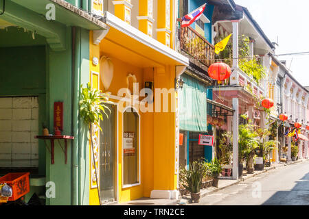 Phuket, Tailandia - 26 Gennaio 2015: Colorful sino architettura portoghese a Soi Romanee. La strada era un vecchio quartiere a luci rosse.