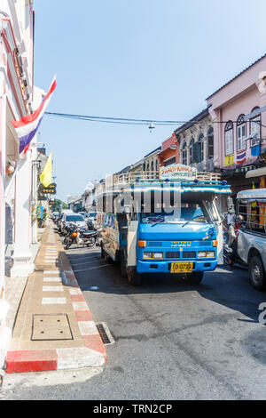 Phuket, Tailandia - 26 Gennaio 2015: un tipico bus fa la sua strada giù per la strada. Questi autobus viaggiare in molte parti dell'isola.
