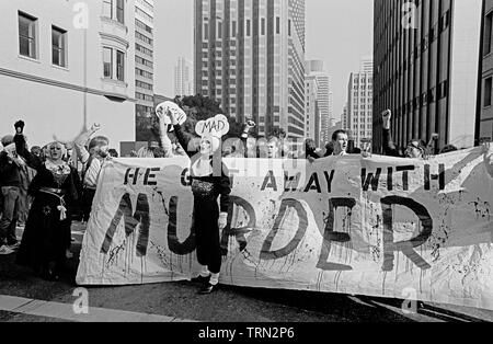 I manifestanti di Dan White frase nell'assassinio del sindaco George Moscone e gay supervisore, Harvey Milk, marzo e portare "Egli ha preso il via con l' omicidio' banner, a San Francisco, 1970s Foto Stock