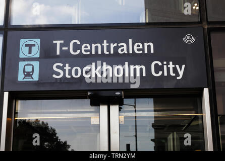 Stoccolma, Svezia - 13 Settembre 2018: Close-up del segno sopra l ingresso del T-Centralen stazione della metropolitana e il commuter railroad station Sto Foto Stock