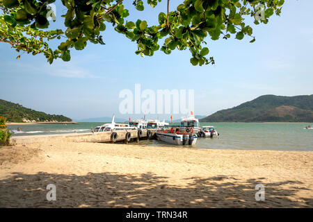 Monkey Island, Nha Trang City, Khanh Hoa Provincia, Vietnam - Maggio 17, 2019: Alta velocità molo che serve i turisti su monkey island in Nha Trang City, V Foto Stock