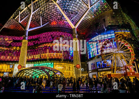 Singapore - Dicembre 1, 2018: Natale decorazione di illuminazione nella parte anteriore di ION Orchard Mall in Orchard Road di Singapore. Foto Stock