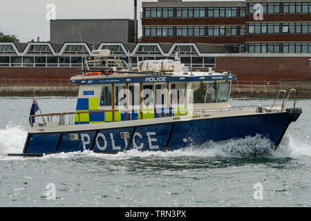 La Metropolitan Police motovedetta Patrick Colquhoun II di pattuglia nel Solent e il porto di Portsmouth, Regno Unito su 5/6/19 per il D-Day 75 commemorazione. Foto Stock