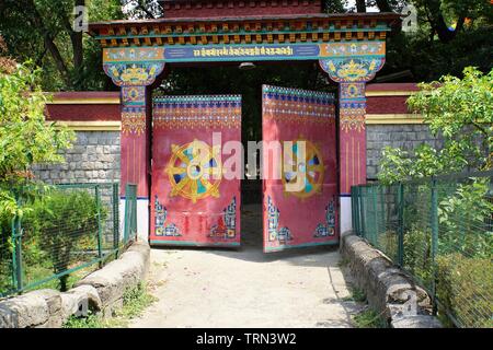 Lato colorato porta d ingresso al Norbulingka Istituto Foto Stock