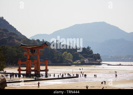 Asia, Giappone, Honshu, Prefettura di Hiroshima, l'isola di Miyajima, floating torii gate di Itsukushima jinja a bassa marea, sito Unesco Foto Stock