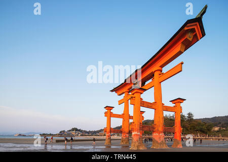 Asia, Giappone, Honshu, Prefettura di Hiroshima, l'isola di Miyajima, floating torii gate di Itsukushima jinja a bassa marea, sito Unesco Foto Stock